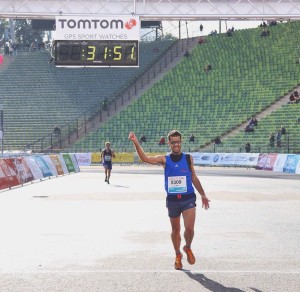 Luis Escriche llegando a la meta 10k Múnich 2016
