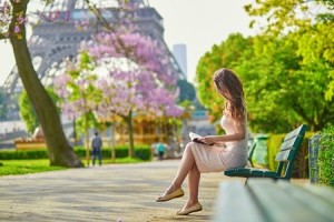 mujer-leyendo-cerca-de-la-torre-eiffiel