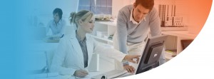 doctora verificando datos con un colega en una computadora